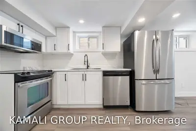 139 Maurice Court Lower, Newmarket, ON L3Y 2W1