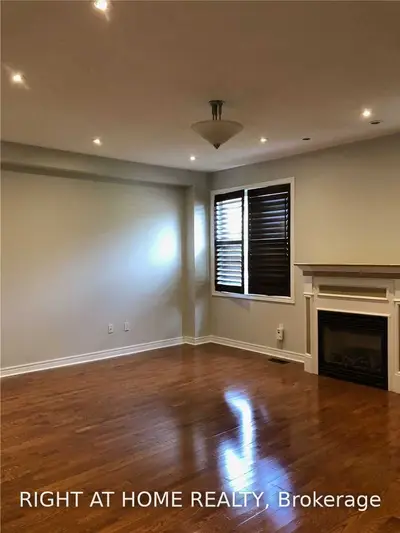 171 Wainscot Avenue, Newmarket, ON L3X 2X4