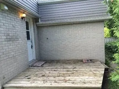 103 Woodpark Place Lower, Newmarket, ON L3Y 3P5