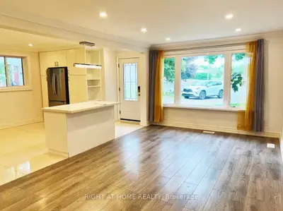 120 Longford Drive, Newmarket, ON L3Y 2Y5