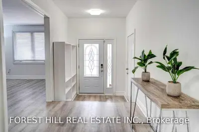 270 Yorkshire Drive Main, Newmarket, ON L3Y 6J7