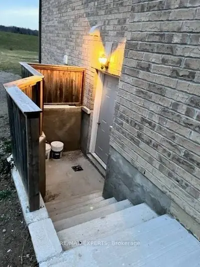 176 Dale Circuit S Bsmt, Bradford West Gwillimbury, ON L0L 1L0