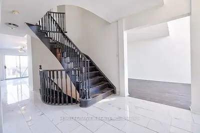 367 Silken Laumann Drive Main, Newmarket, ON L3X 2J1