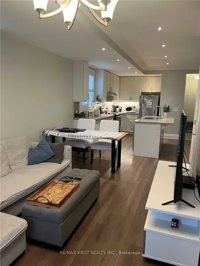 10425 Islington Avenue 210, Vaughan, ON L0J 1C0