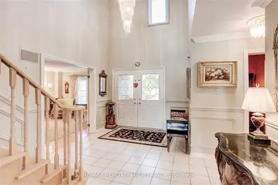 27 Nelson Circle, Newmarket, ON L3X 1R1