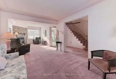 332 Salisbury Lane, Newmarket, ON L3Y 8A2