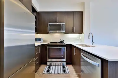 65 Oneida Crescent 906, Richmond Hill L4B 0A1