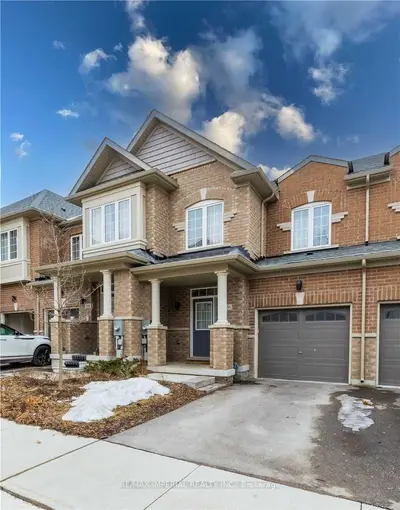 206 Harding Park Street, Newmarket, ON L3Y 0E3