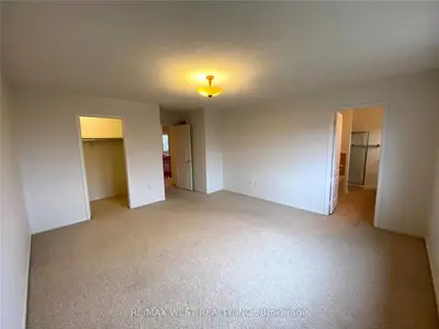 907 Oaktree Circuit Main, Newmarket, ON L3X 2Z1