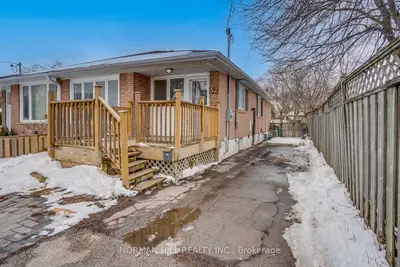 52 Newbury Drive, Newmarket, ON L3Y 4R2