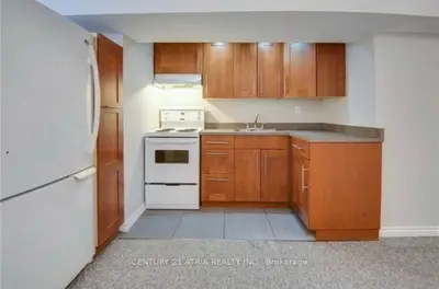 74 newbury Drive lower, Newmarket, ON L3Y 4R3