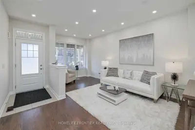 102 Mondial Crescent, East Gwillimbury, ON L9N 0S2