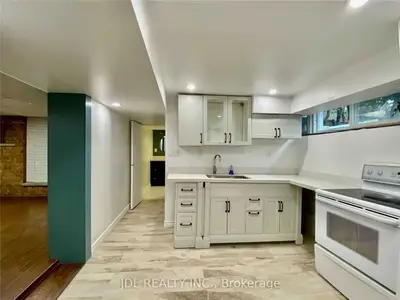 44 Eagle Street S, Newmarket, ON L3Y 1J3