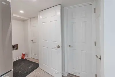 719 Shanahan Boulevard B, Newmarket, ON L3X 1P8