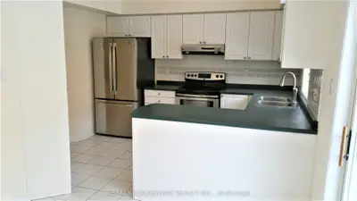 32 Thornbush Court, Richmond Hill, ON L4S 1Z7