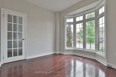 427 Woodspring Avenue, Newmarket, ON L3X 3H5
