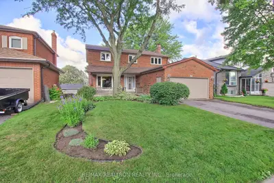64 Lowe Boulevard, Newmarket, ON L3Y 5T1