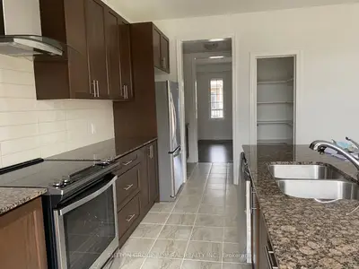11 Cyprus Glen, East Gwillimbury, ON L9N 0S9