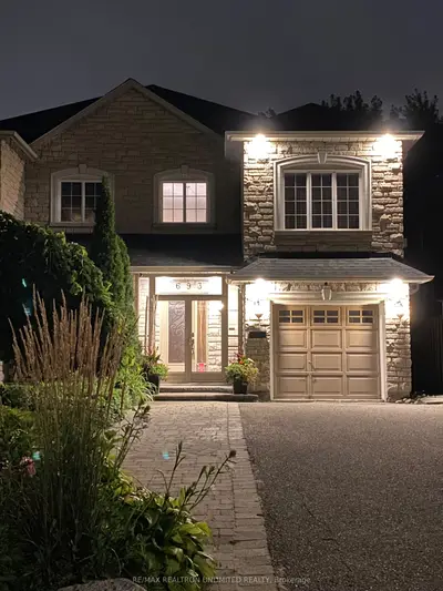 693 Sixteenth Avenue S, Richmond Hill, ON L4C 7A8
