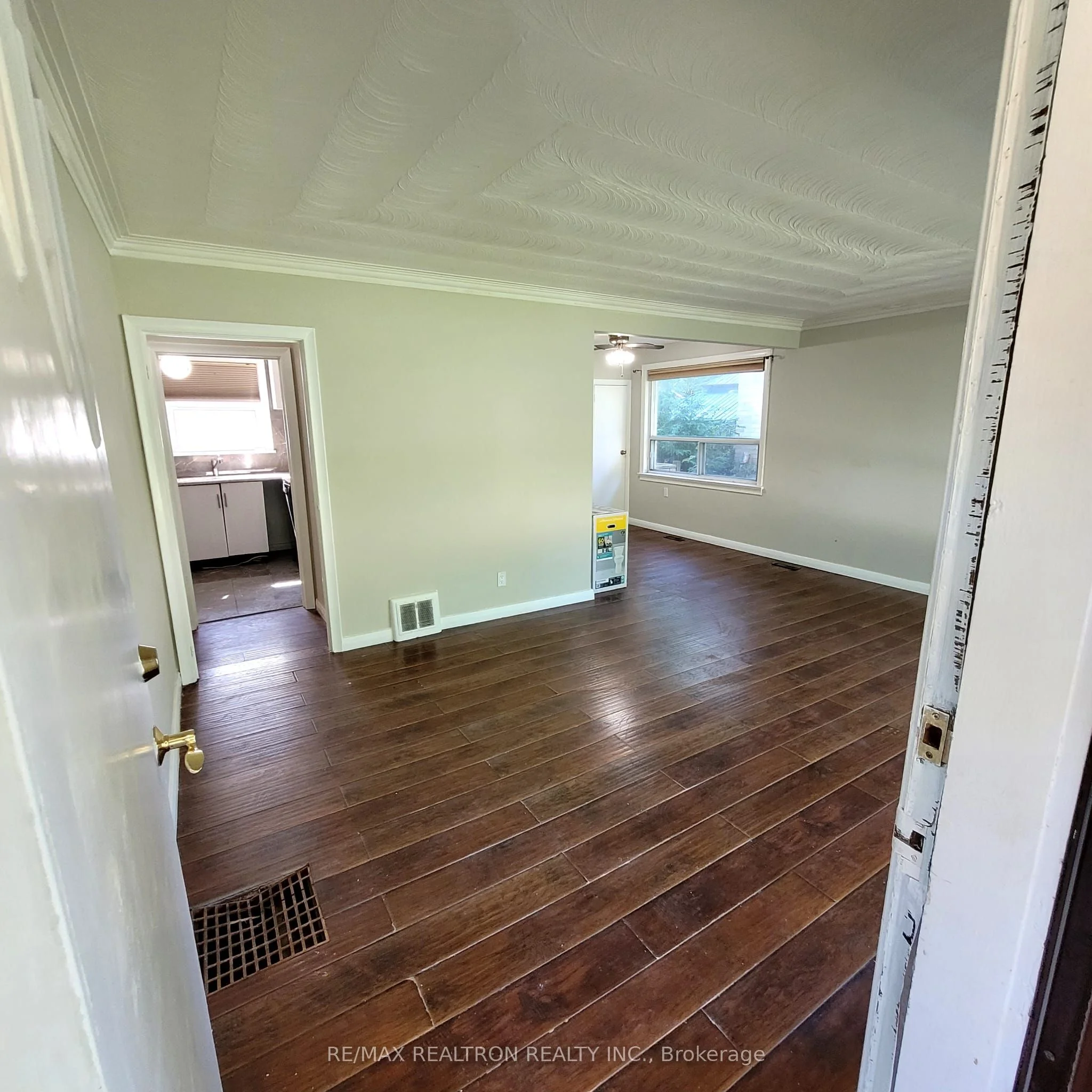 74 Millard Avenue Main, Newmarket, On L3y 1y8