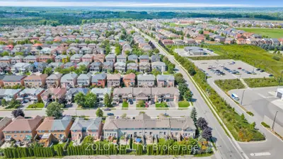 393 Flagstone Way, Newmarket, ON L3X 2R4