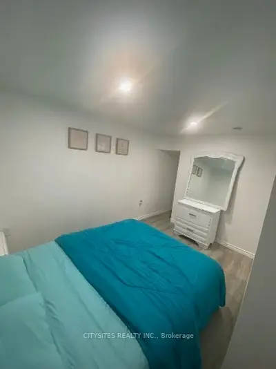 75 Walter Avenue 2, Newmarket, ON L3Y 2T5