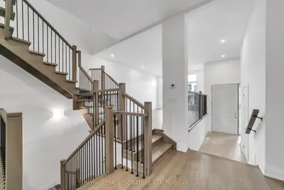 17 Direzze Court, Richmond Hill, ON L4C 0C6