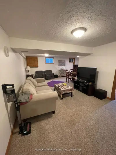 111 Carlson Drive Bsmnt, Newmarket, ON L3Y 3G9