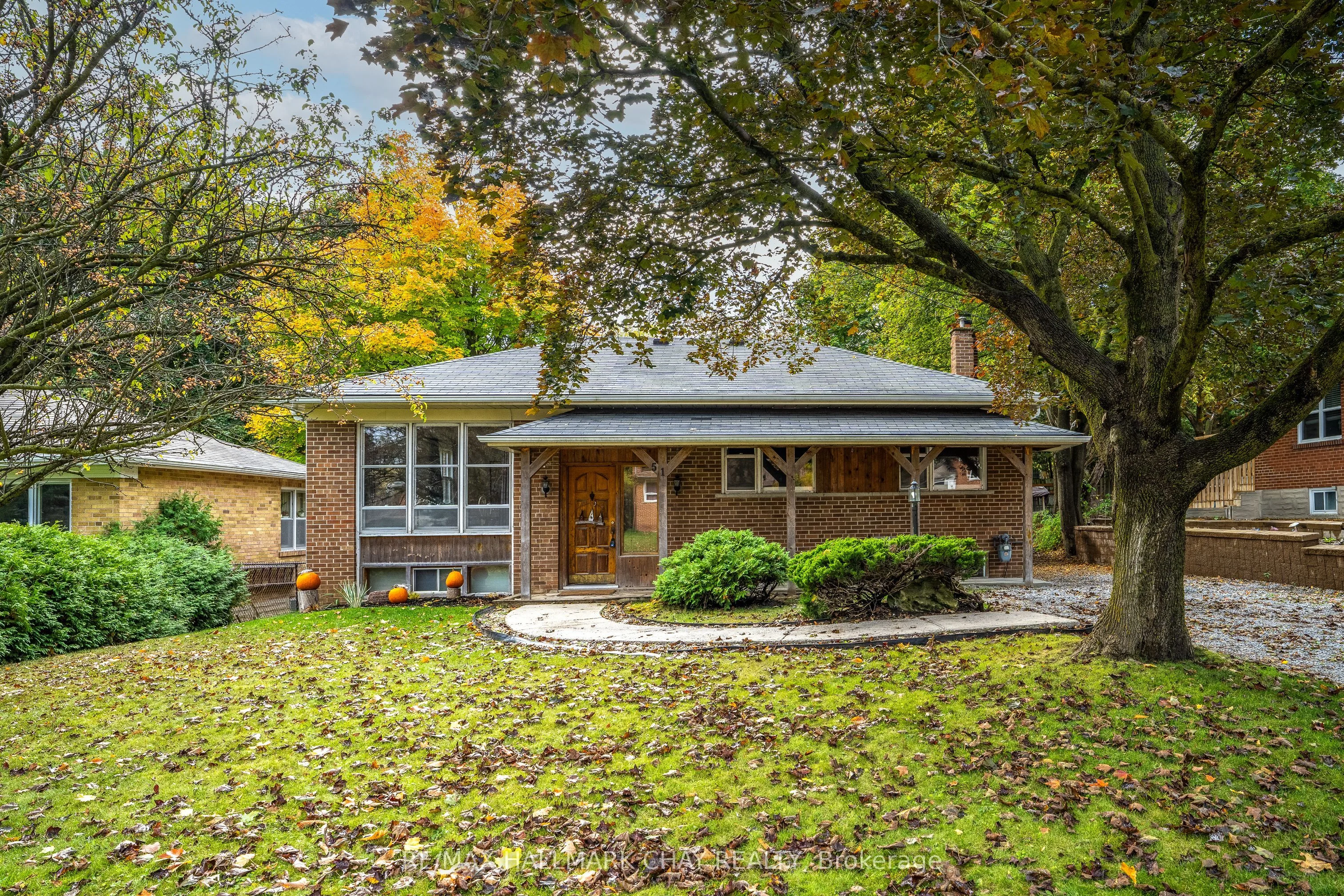 51 Monkswood Crescent, Newmarket, ON L3Y 2J9