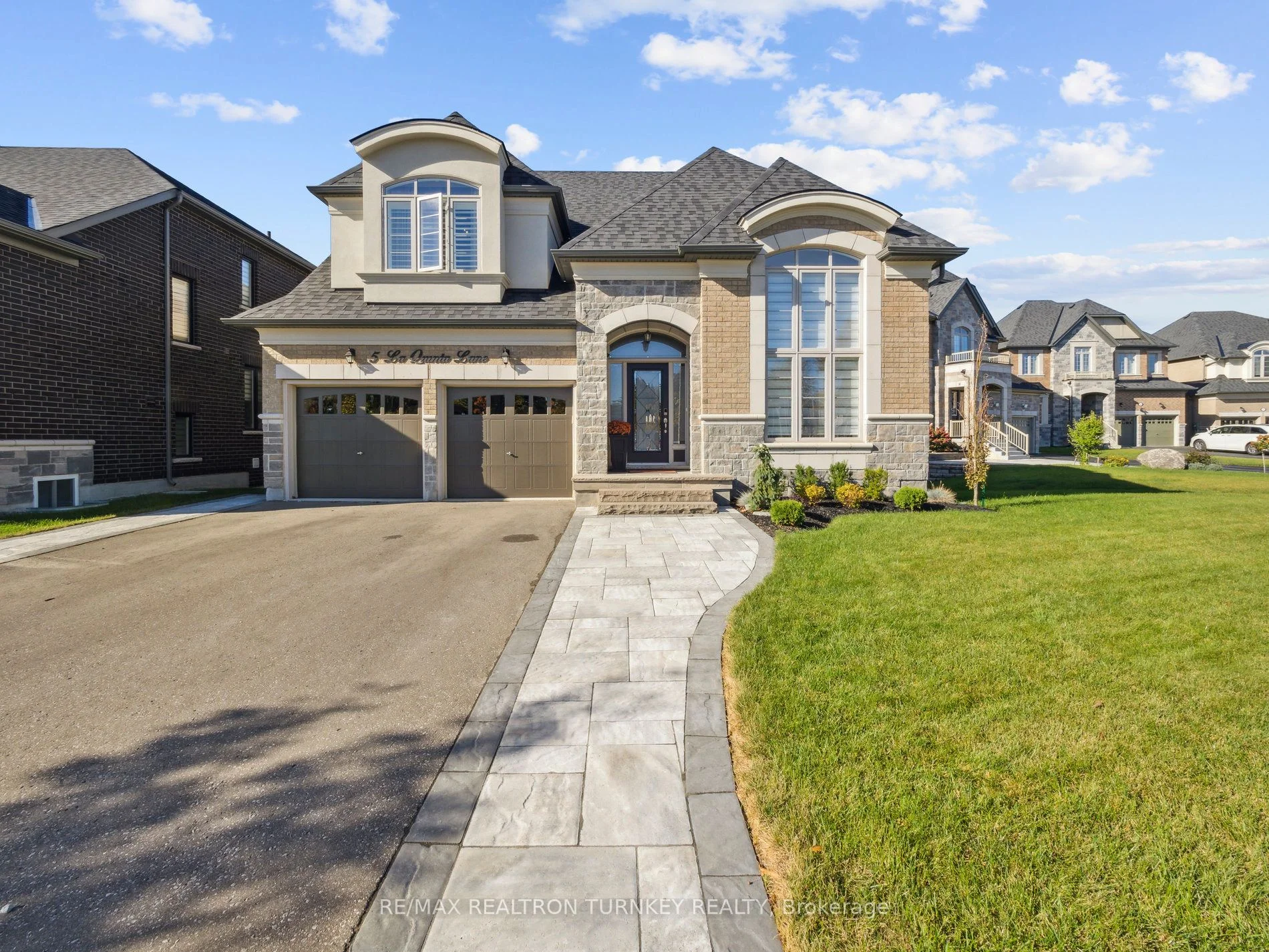 5 La Quinta Lane, Newmarket, ON L3Y 0E2