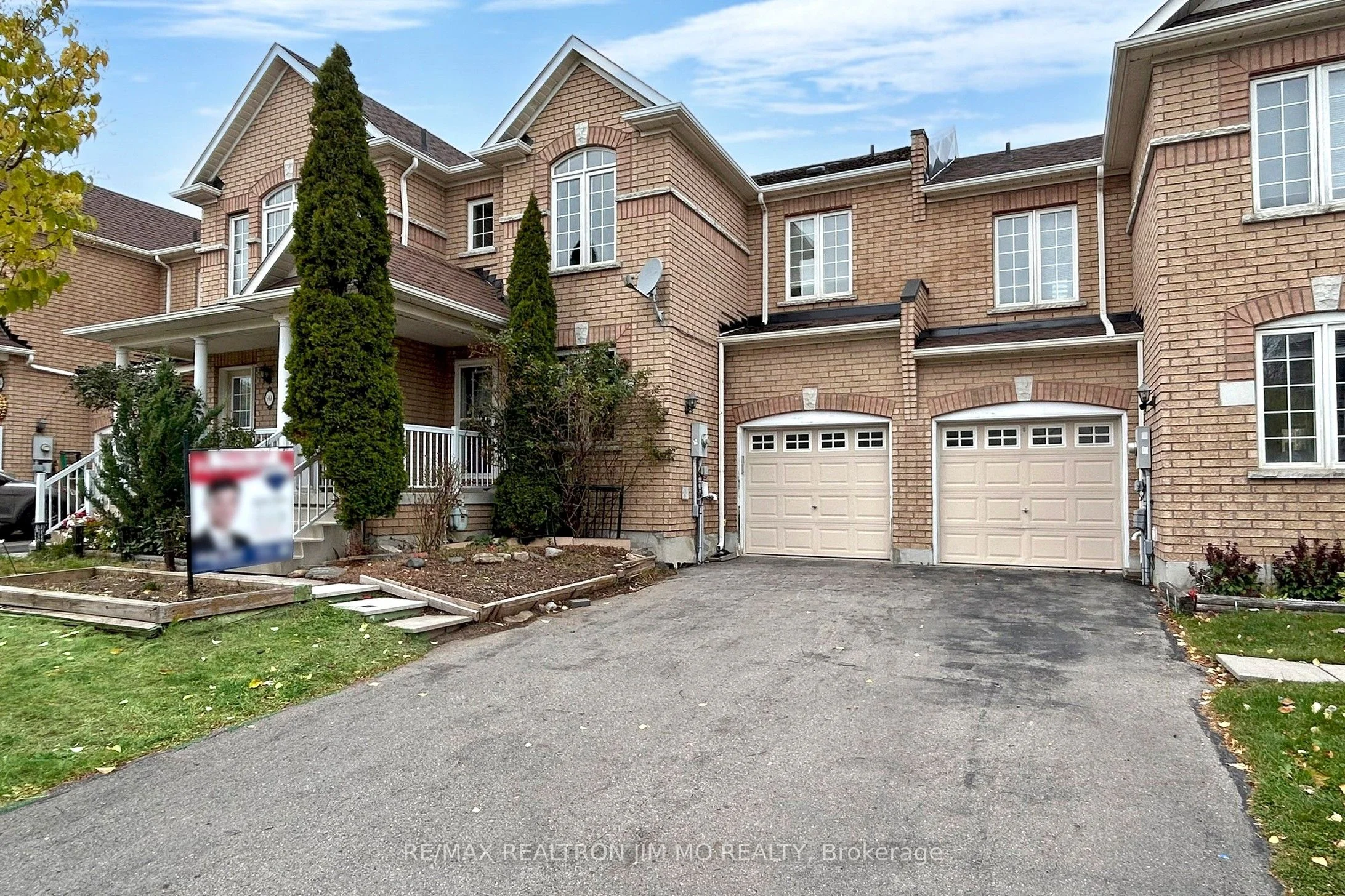 92 Osborne Family Way, Newmarket, ON L3X 3B5