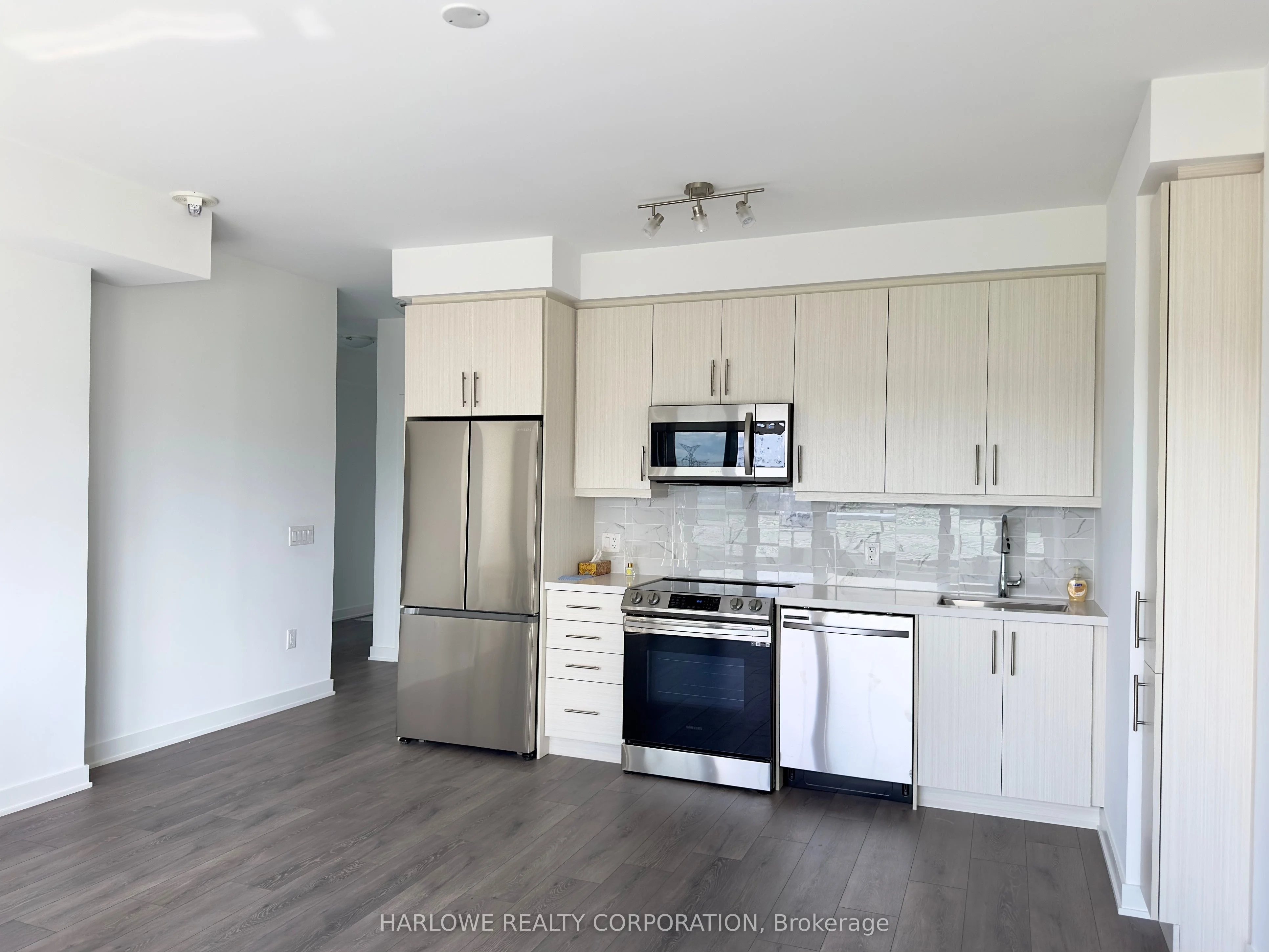 95 Oneida Crescent 1009, Richmond Hill, ON L4B 0H5