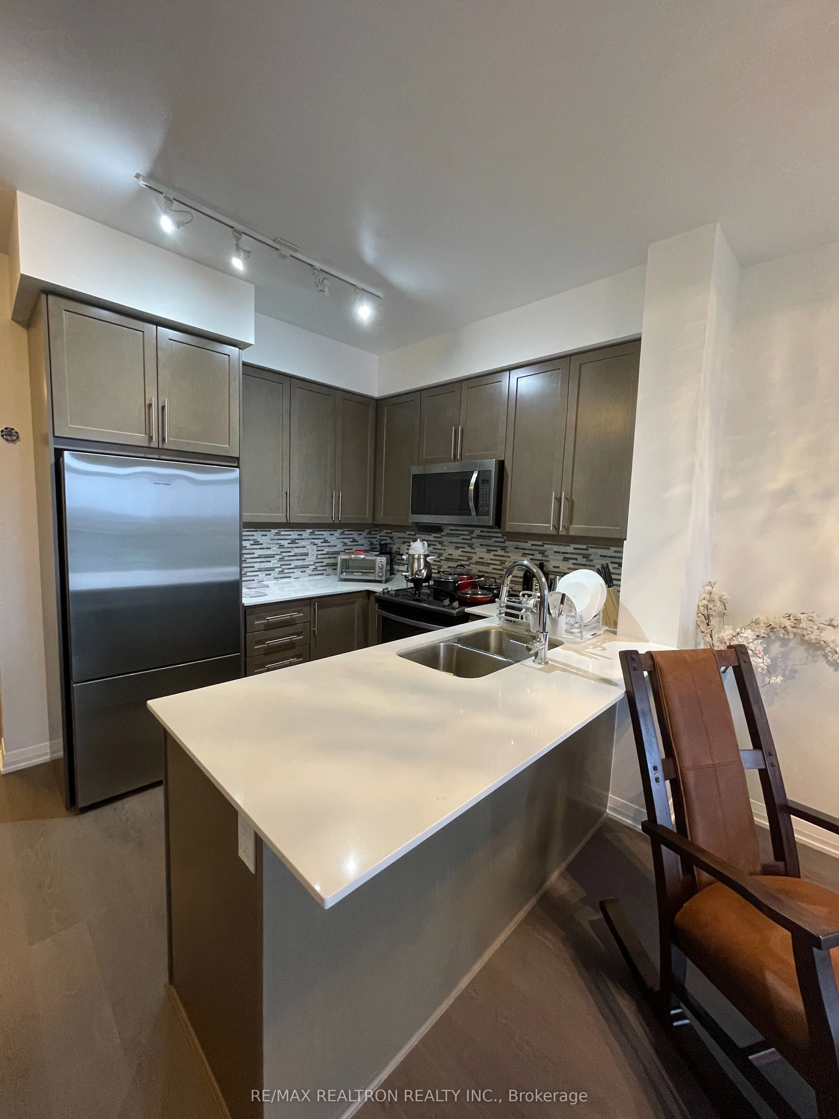 65 Onedia Crescent 907, Richmond Hill, ON L4B 4T9