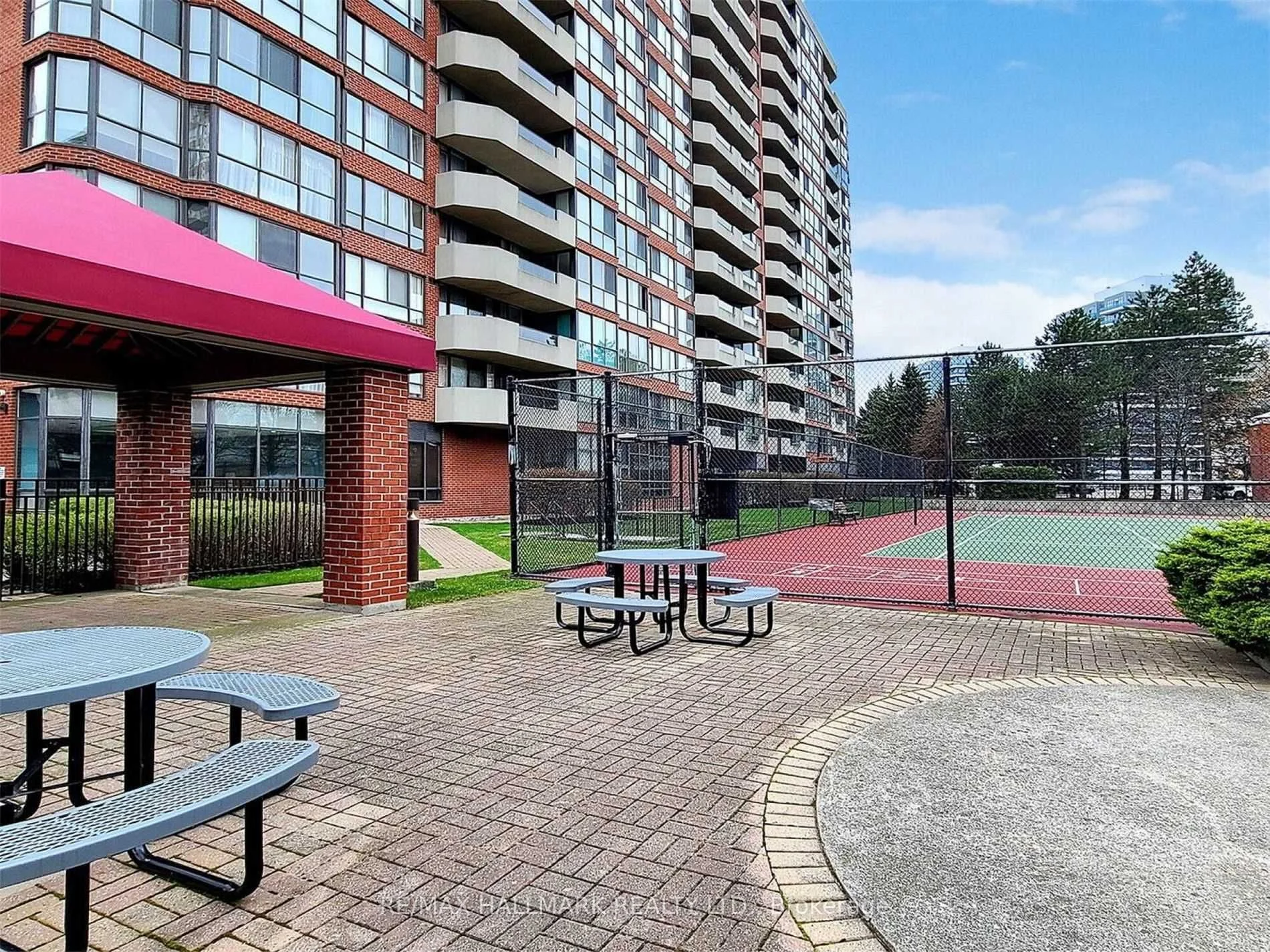 100 Observatory Lane 1013, Richmond Hill, ON L4C 1T4
