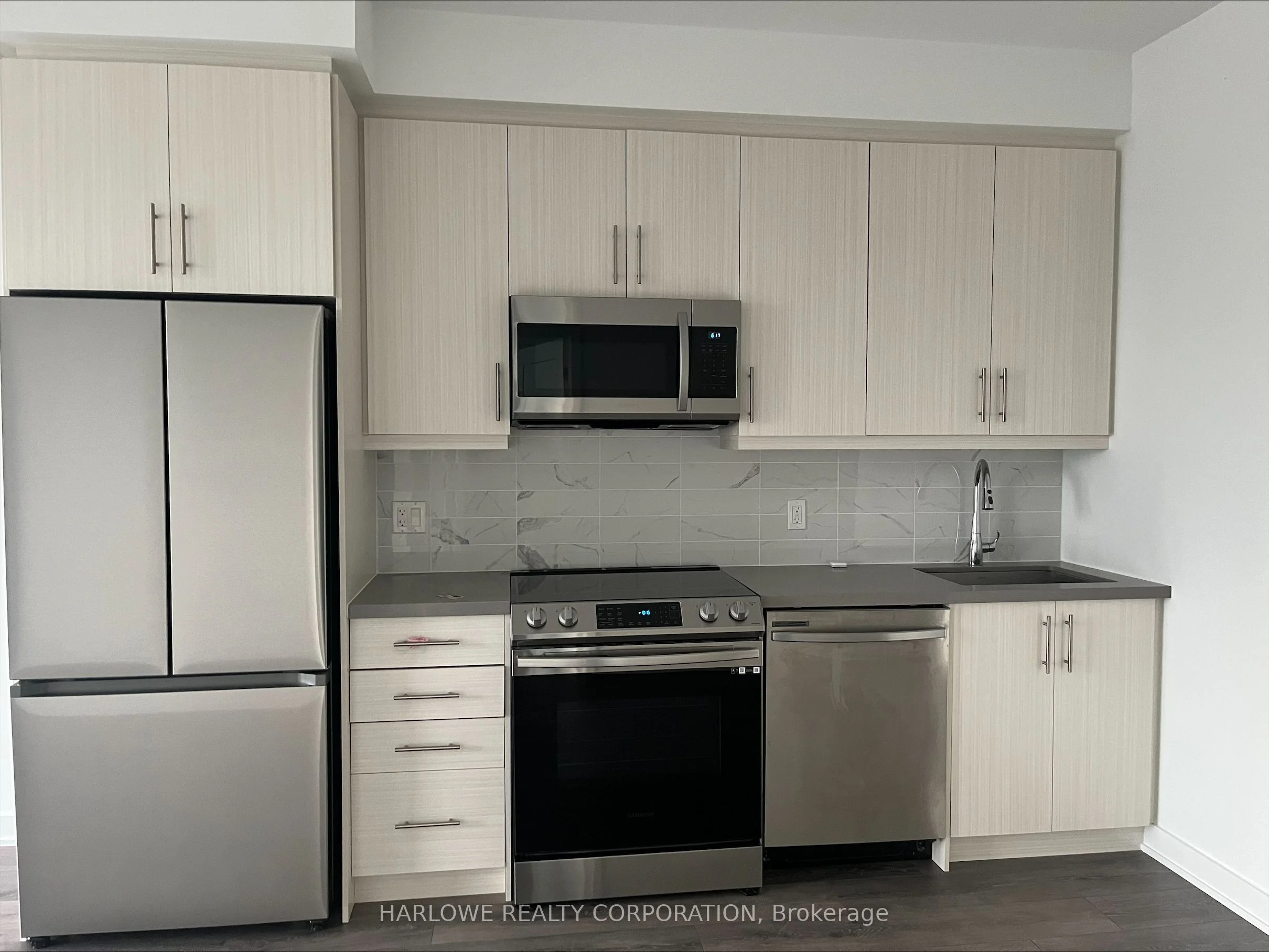 95 Oneida Crescent 812, Richmond Hill, ON L4B 0H5