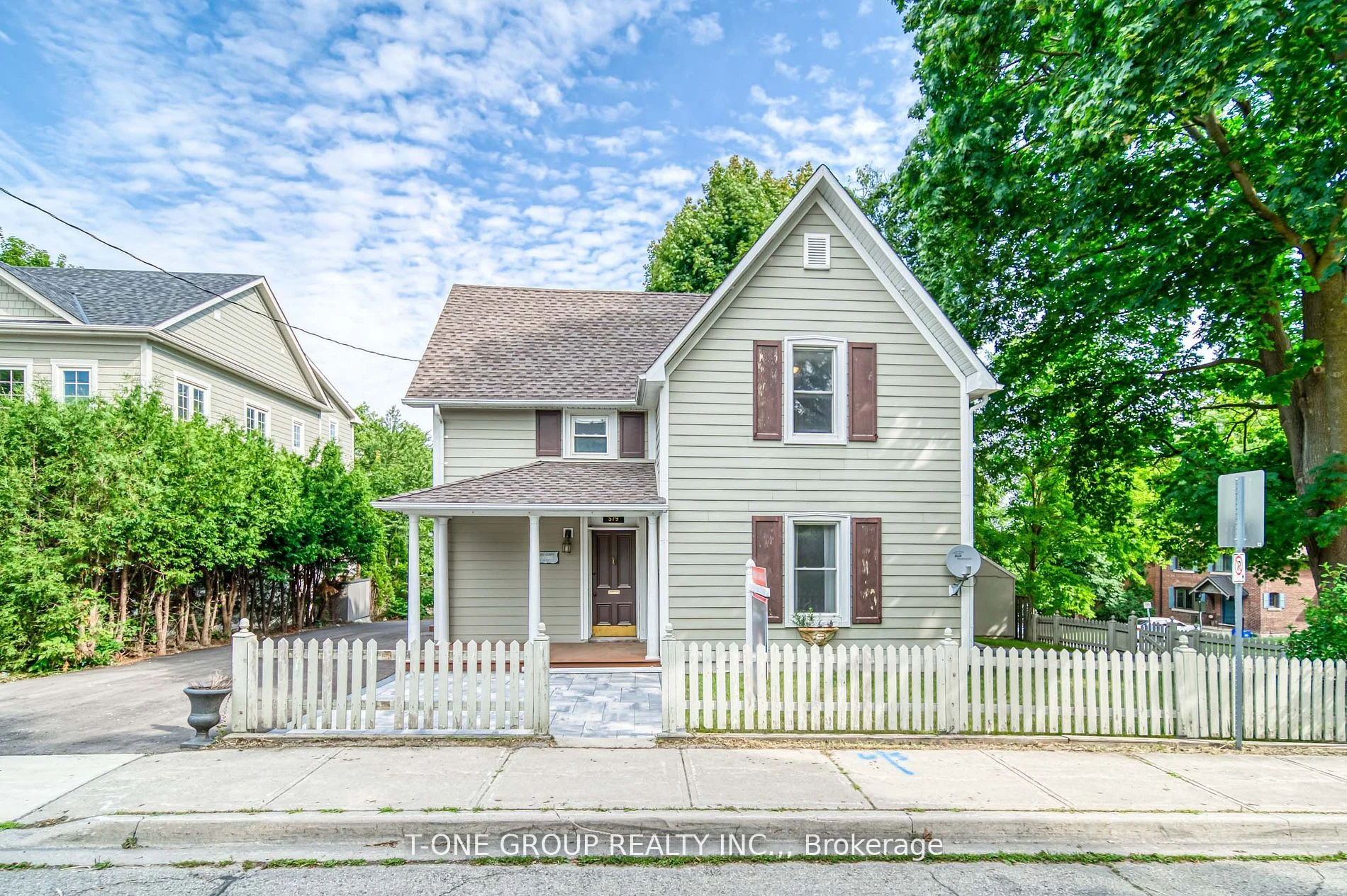 579 Pearson Street, Newmarket, On L3y 1g2