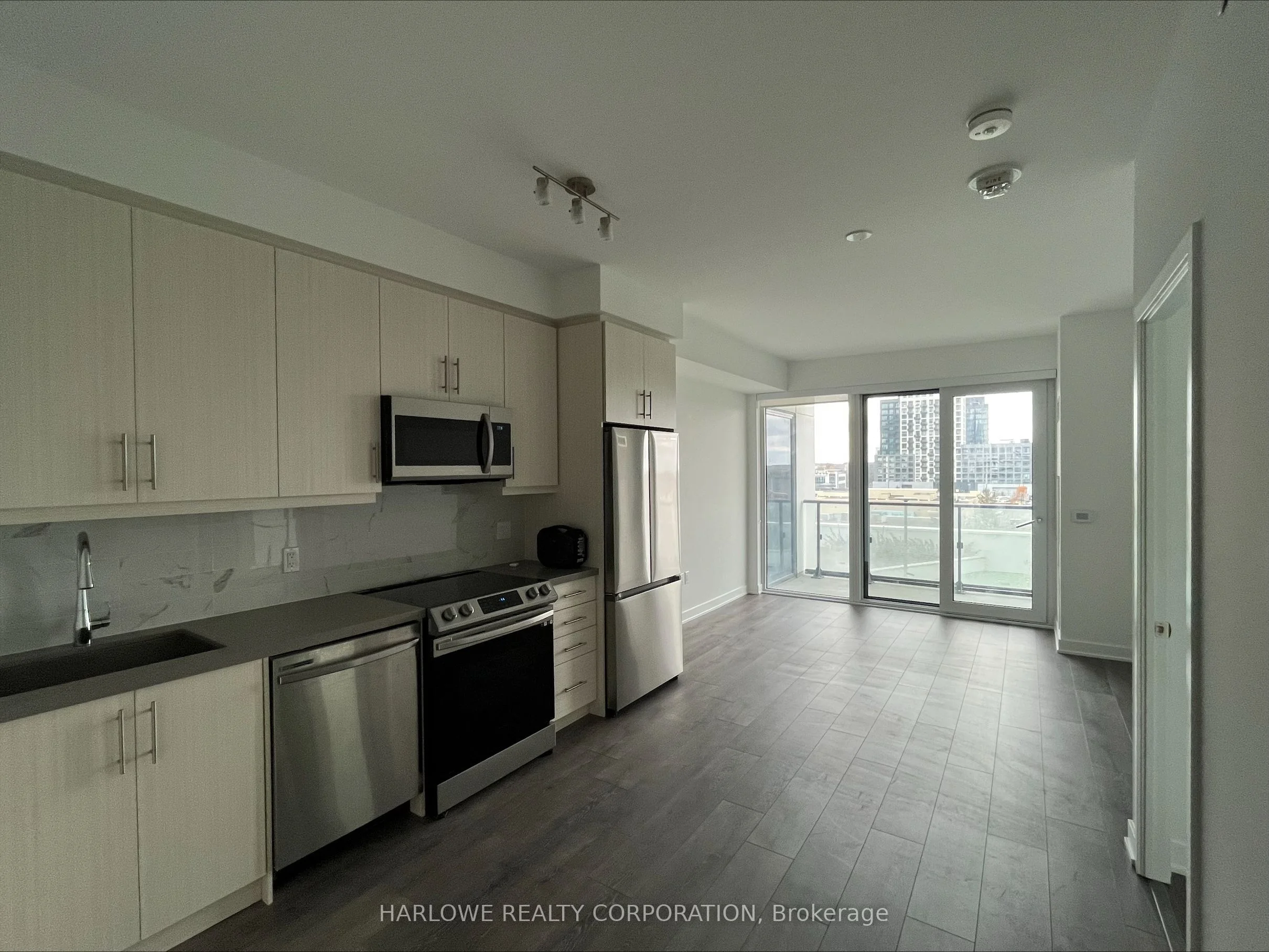 95 Oneida Crescent 409, Richmond Hill, ON L4B 0H5