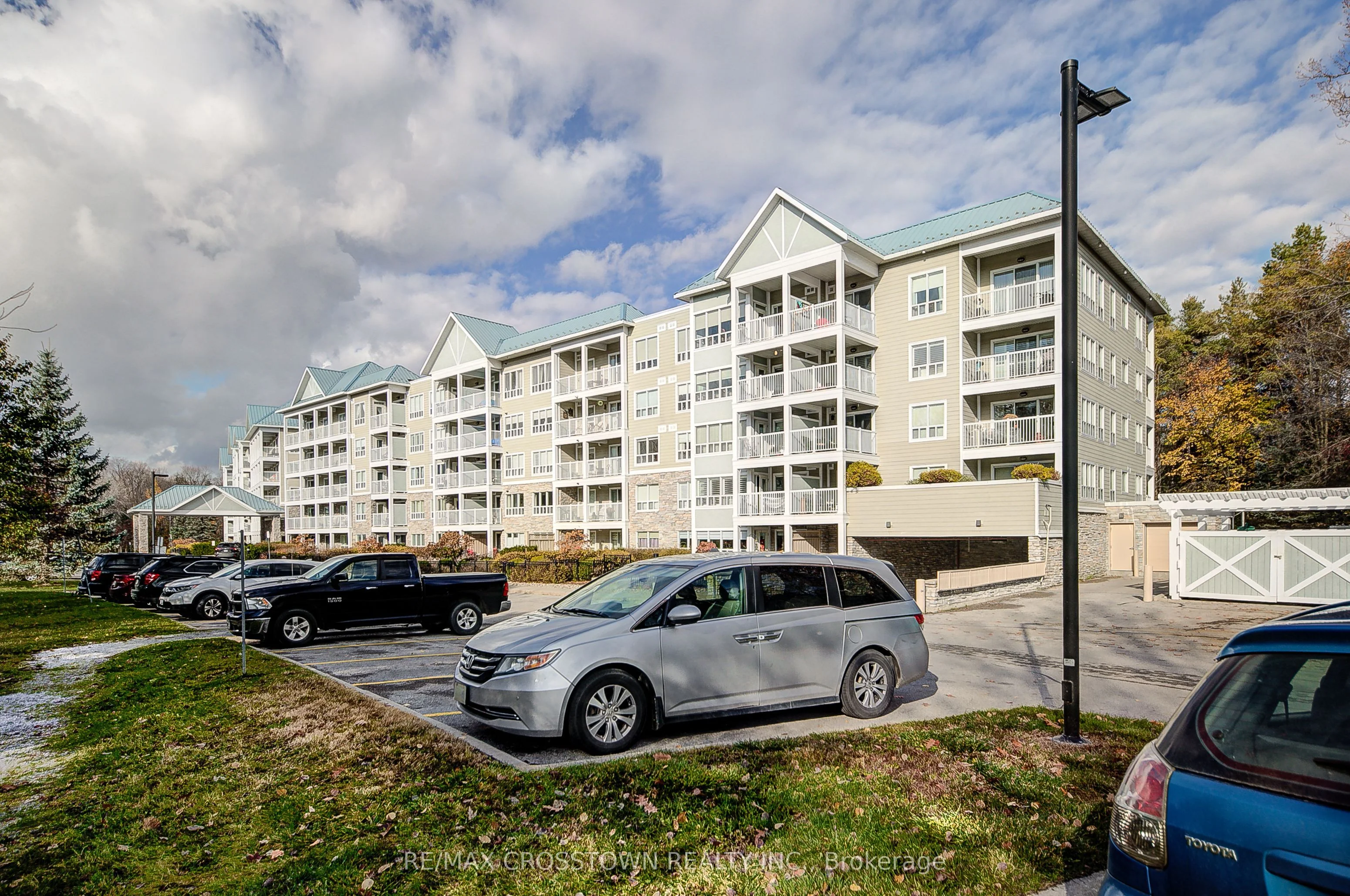 900 Bogart Mill Trail 316, Newmarket, ON L3Y 8V5