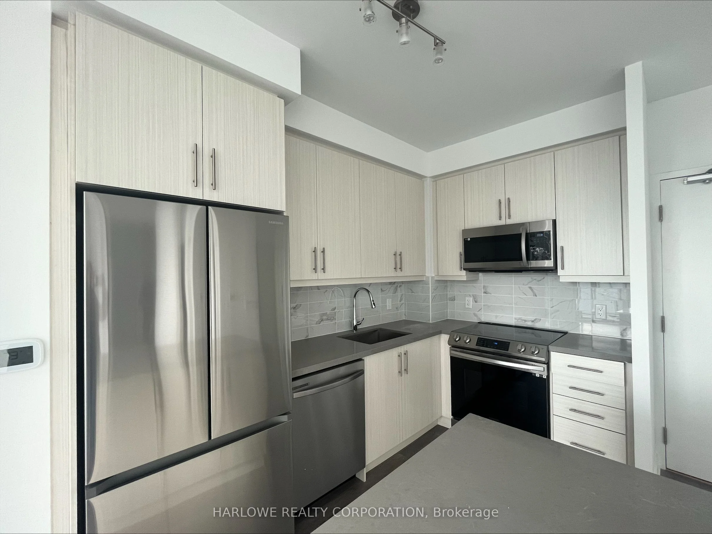 105 Oneida Crescent 209, Richmond Hill, ON L4B 0H6