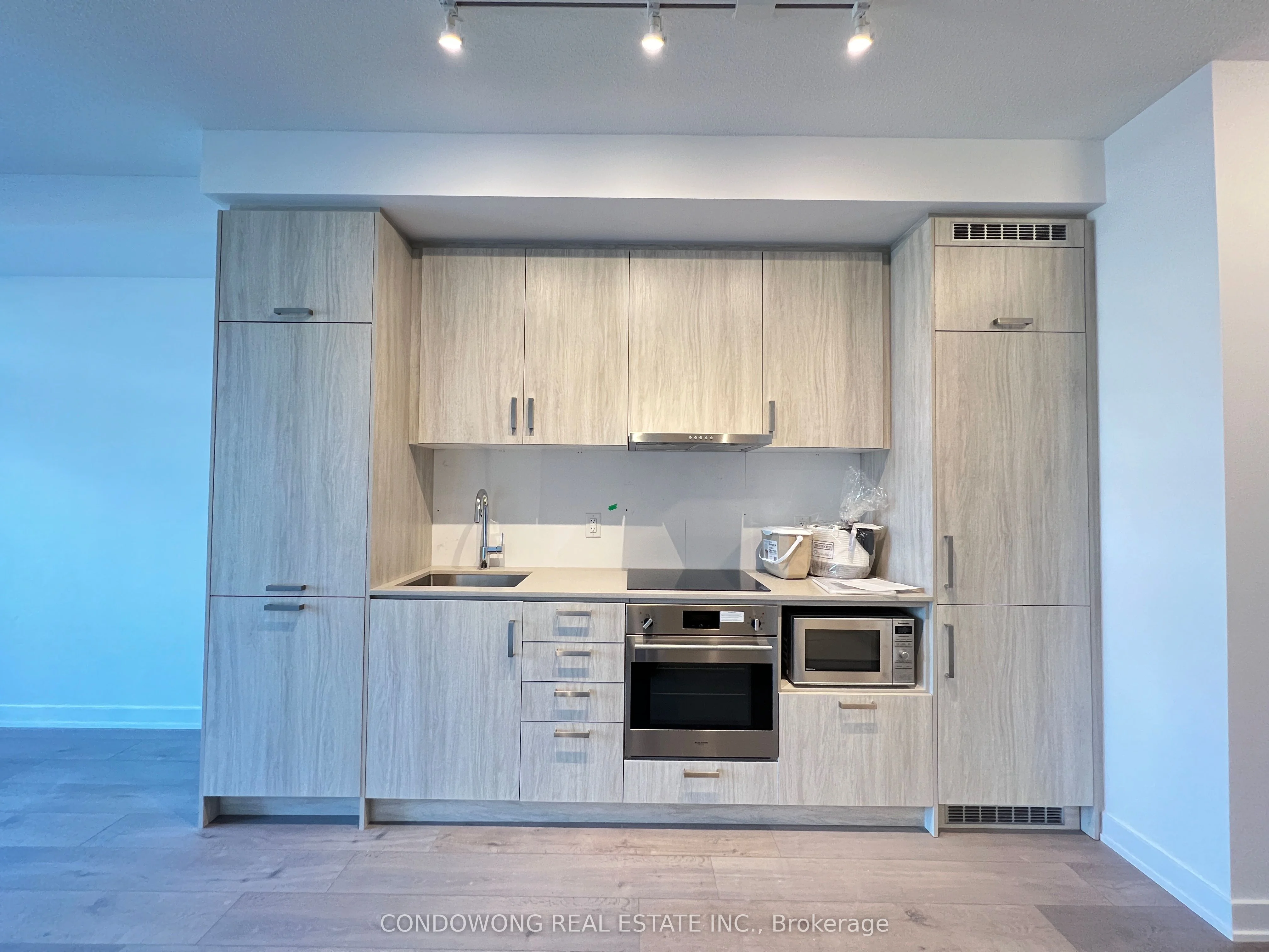 60 Honeycrisp Crescent 1515, Vaughan, ON L4K 0N5
