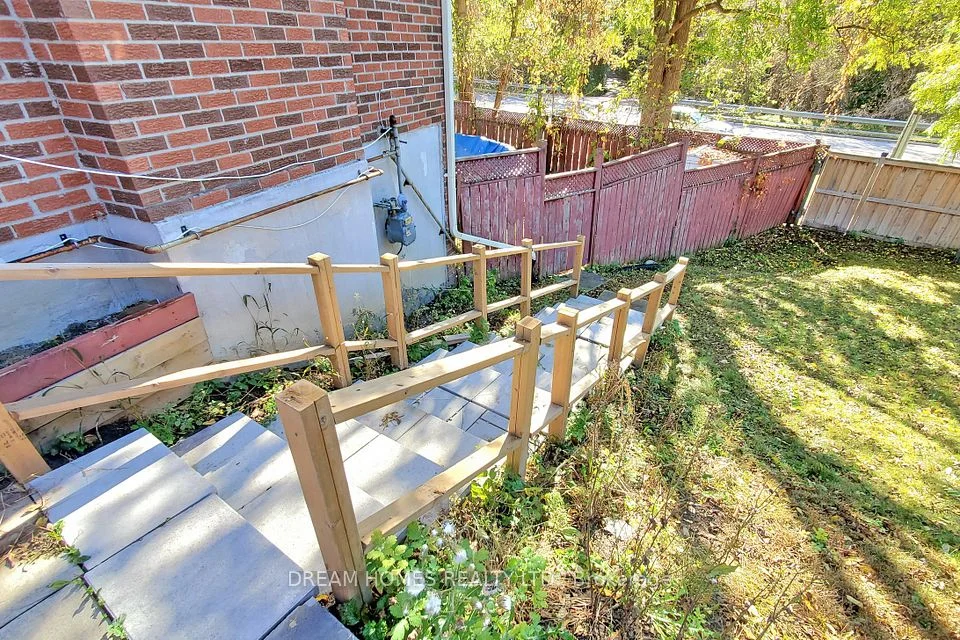 211 Peterwood Court basemen, Newmarket, ON L3Y 5P4