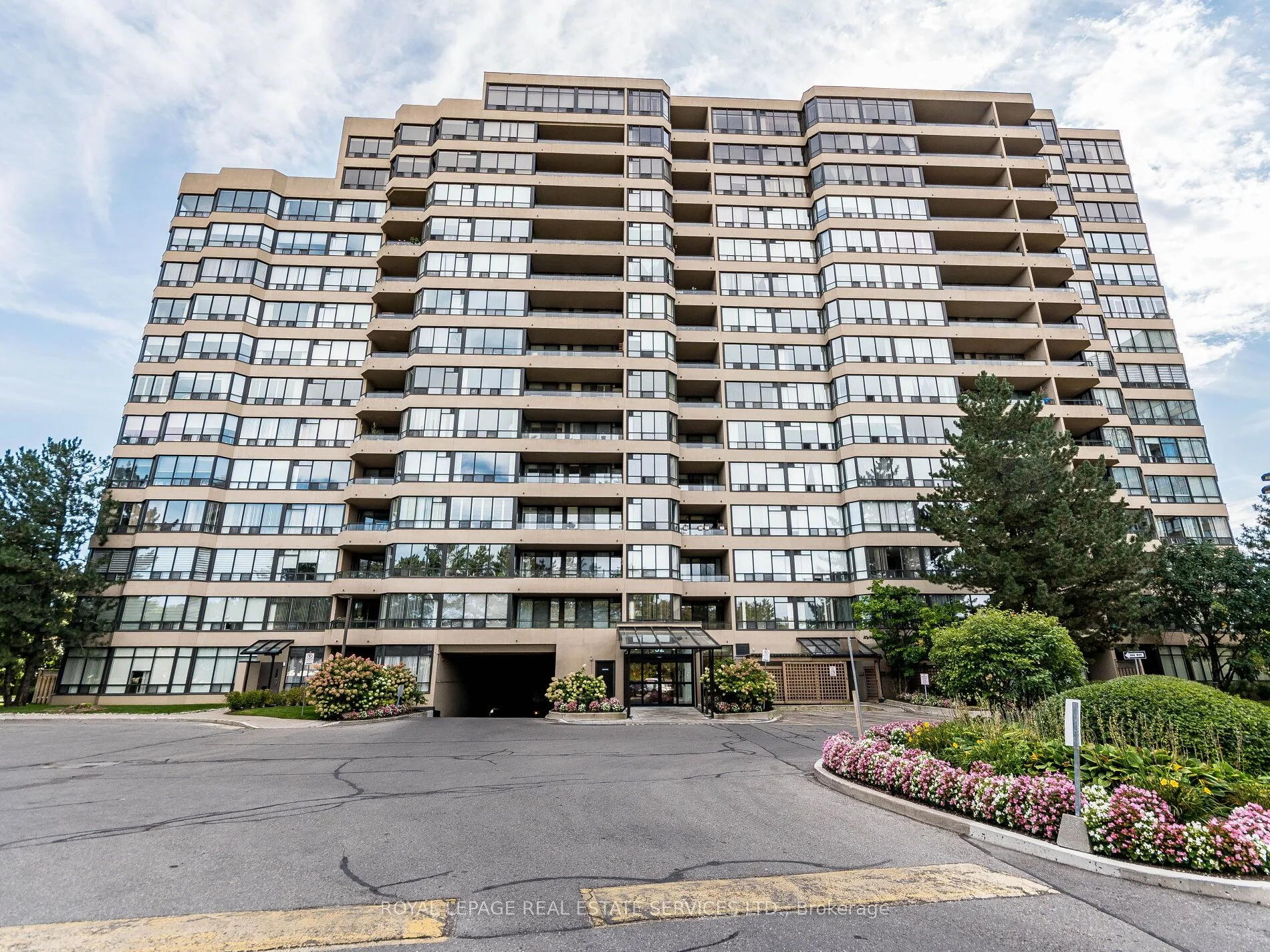 32 Clarissa Drive 121, Richmond Hill, ON L4C 9R7