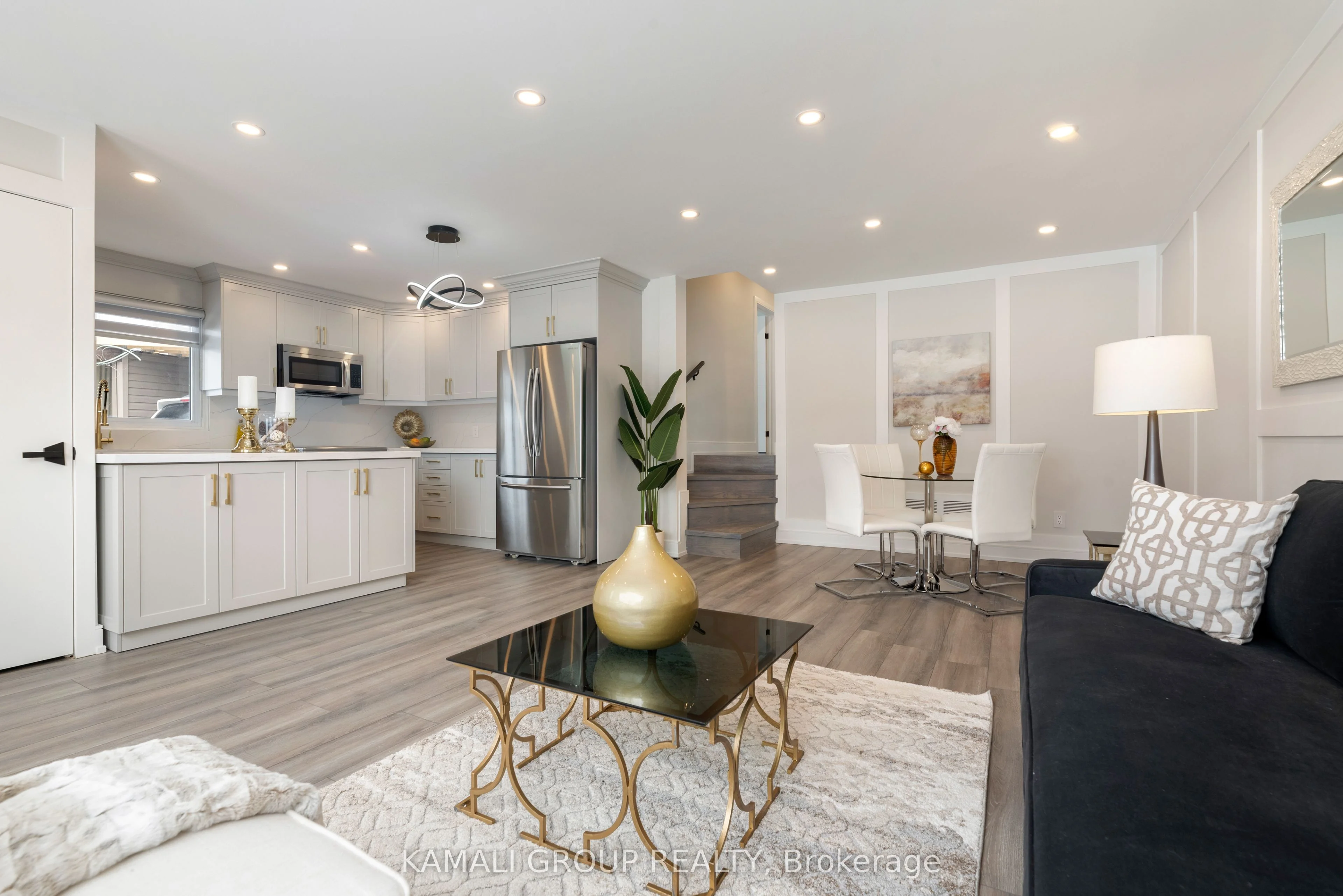 139 Maurice Court Main, Newmarket, ON L3Y 2W1