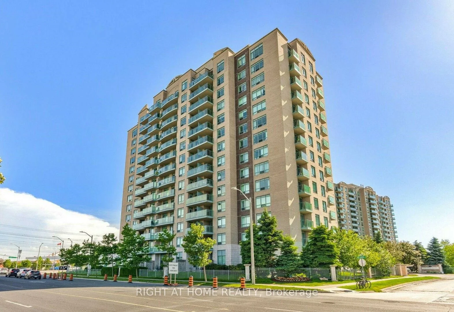 11 Oneida Crescent 401, Richmond Hill, On L4b 0a1