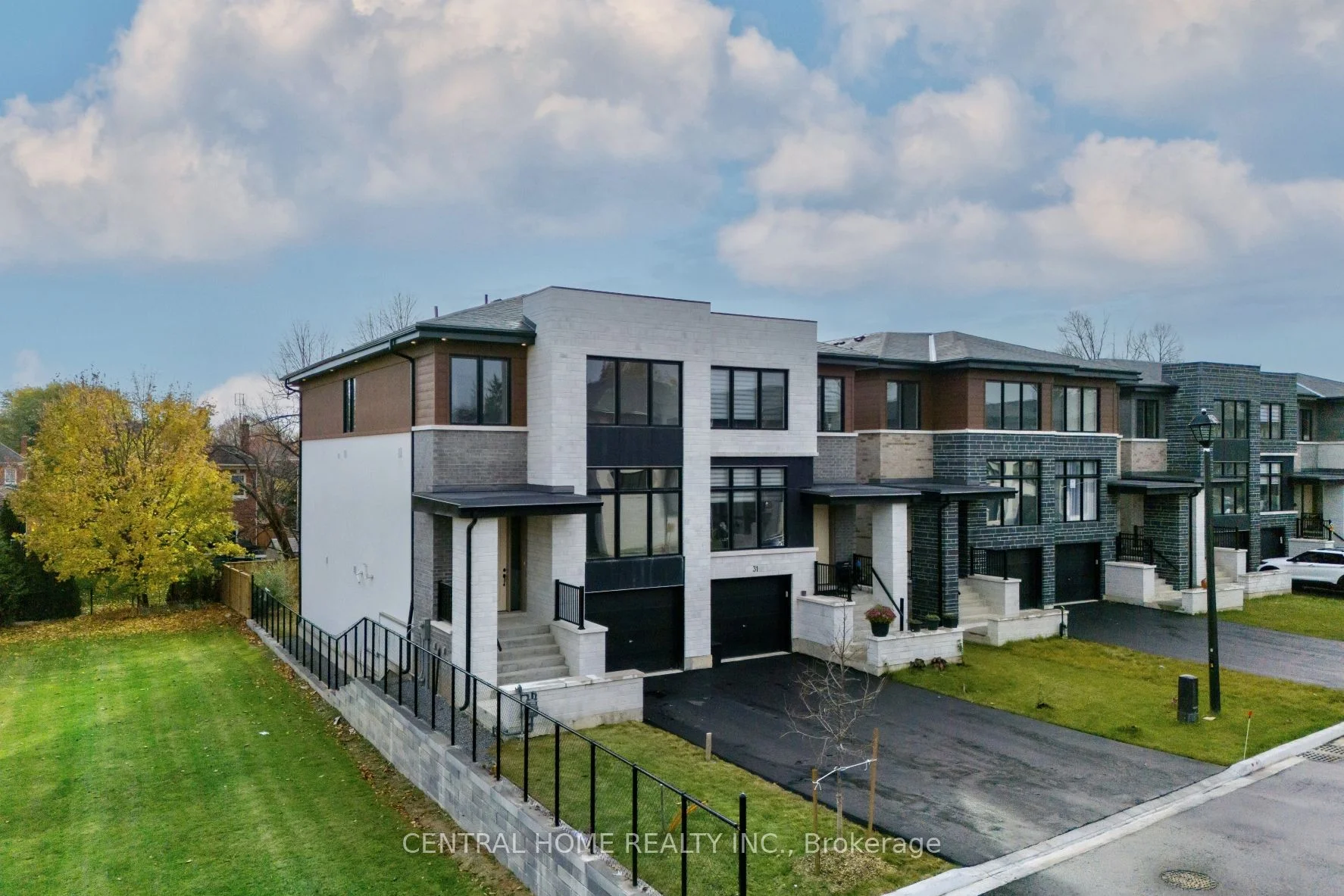 33 Direzze Court, Richmond Hill, ON L4C 0C6