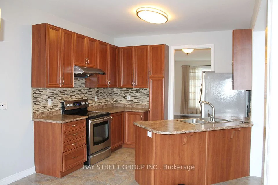 204 Aspenwood Drive, Newmarket, On L3x 3l1