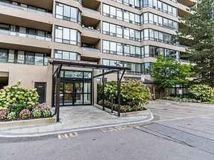 32 Clarissa Drive 121, Richmond Hill, ON L4C 9R7