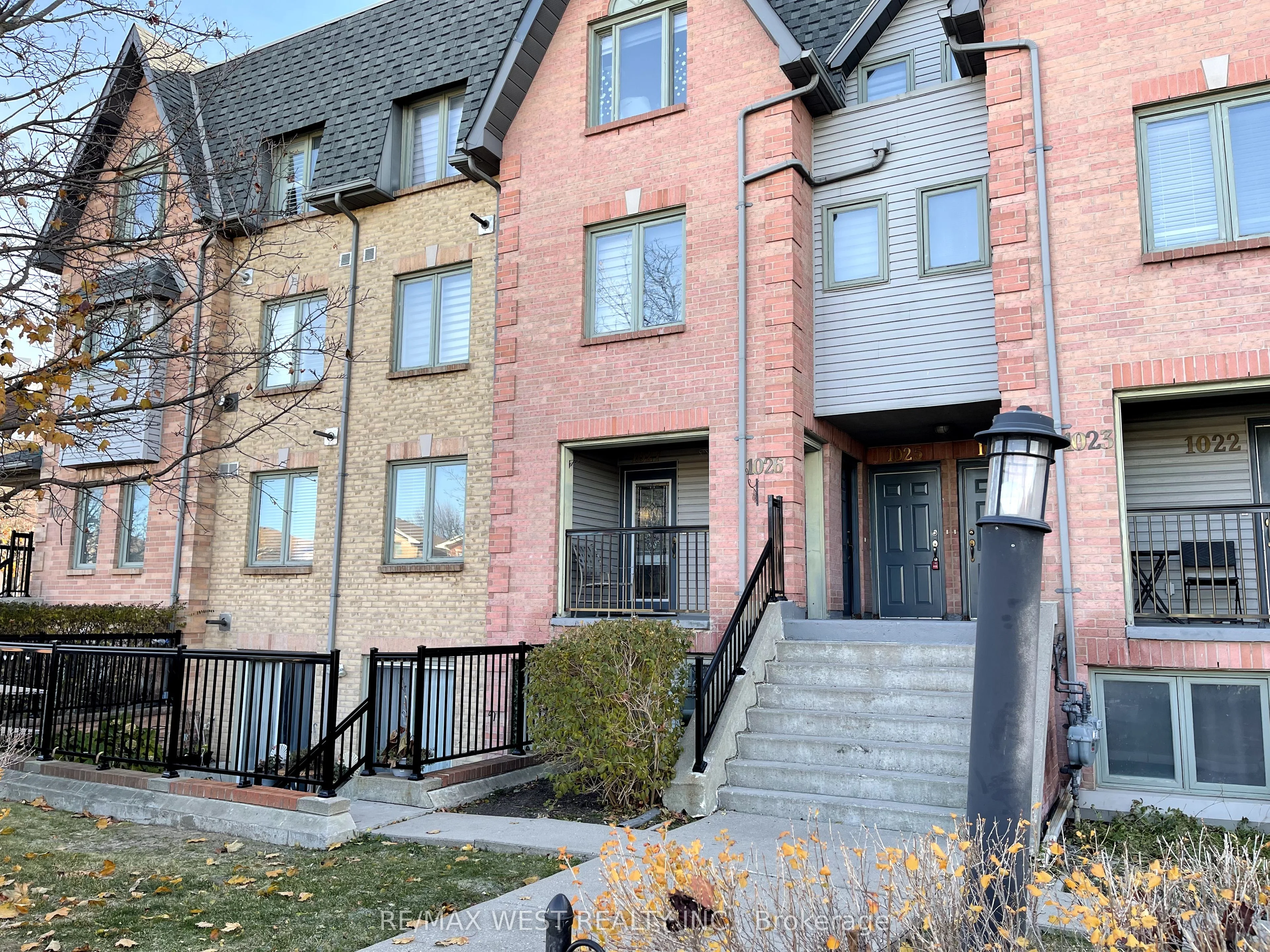 75 Weldrick Road E 1027, Richmond Hill, On L4c 0h9