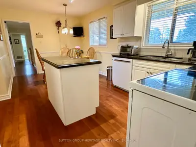 5 Iroquois Drive, Whitchurch-Stouffville, ON L4A 3H4