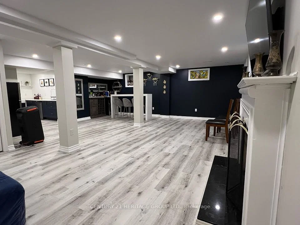 15 Sisman Avenue Bsmt, Aurora, ON L4G 5N1